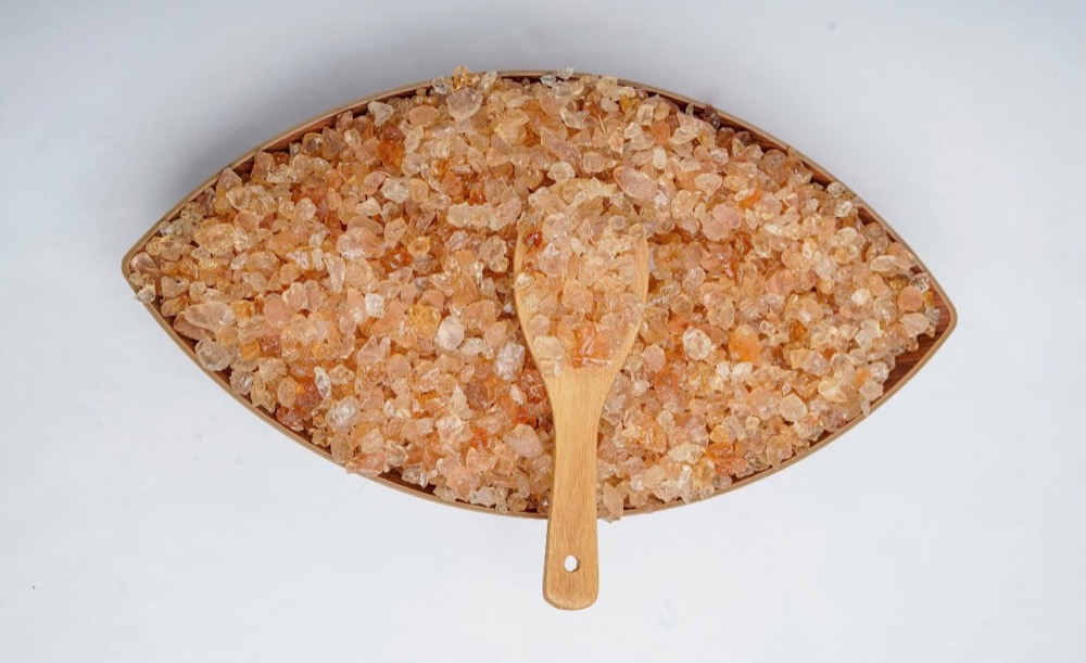 Scoop of Sudanese gum arabic granules